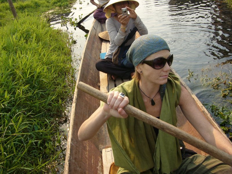 Travel - Myanmar - Inle Lake - Second Boat Trip - The Drivers Village - Paddling through the Village